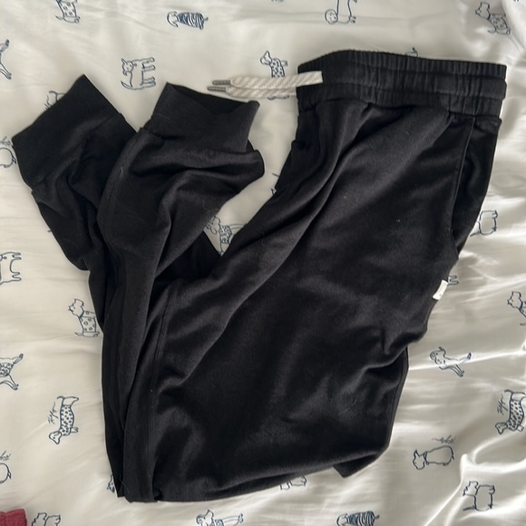 Vuori Joggers and Shorts - Picture 3 of 3